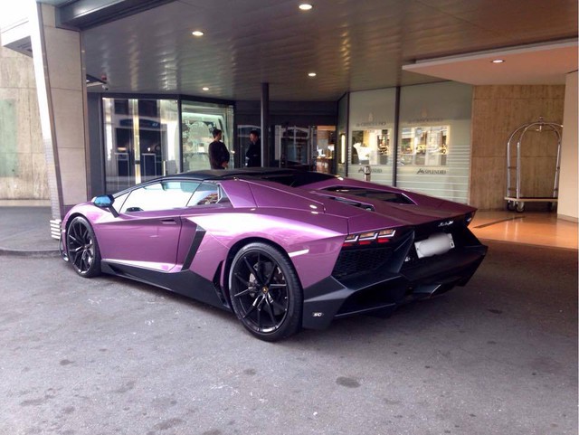 
Chiếc siêu xe này được sơn màu tím thông qua chi nhánh chuyên làm theo đơn đặt hàng Ad Personam của hãng Lamborghini.
