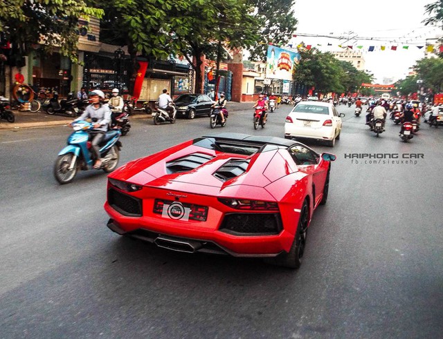 
Siêu xe Lamborghini Aventador Roadster rất chăm chỉ lượn phố. Ảnh: Facebook/Siêu Xe Hải Phòng
