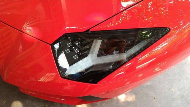 
Cận cảnh đèn pha hình chữ Y đặc trưng của Lamborghini Aventador Roadster. Ảnh: Trường Lê
