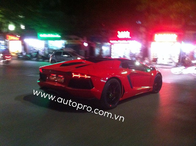 
Chiếc siêu xe Lamborghini Aventador Roadster tiếp tục lượn phố Hải Phòng vào tối ngày hôm qua, 23/10. Ảnh: Lưu Ngọc Tùng
