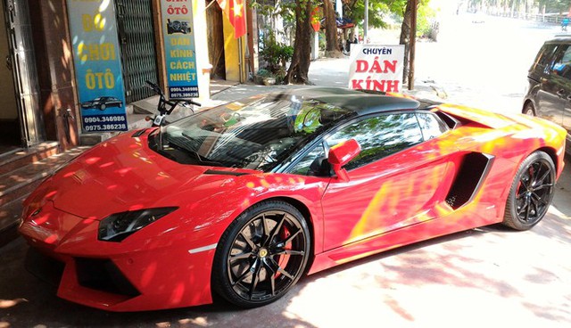 
Sang ngày 23/10/2015, hình ảnh siêu xe Lamborghini Aventador Roadster tại thành phố hoa phượng đỏ đã tràn ngập trên mạng. Ảnh: Trường Lê
