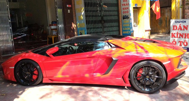 Lần đầu tiên ra mắt vào tháng 11/2012, Lamborghini Aventador LP700-4 Roadster vẫn giữ nguyên thiết kế liền mạch giống như bản coupe. Tuy nhiên, thay cho nóc xe liền thân là kết cấu mui xếp hai mảnh kéo dài từ kính chắn gió trước đến khoang động cơ phía sau. Mui xếp hai bánh tháo lắp tùy ý của Lamborghini Aventador LP700-4 Roadster được làm bằng sợi carbon với trọng lượng tổng chỉ 12 kg. Ảnh: Trường Lê