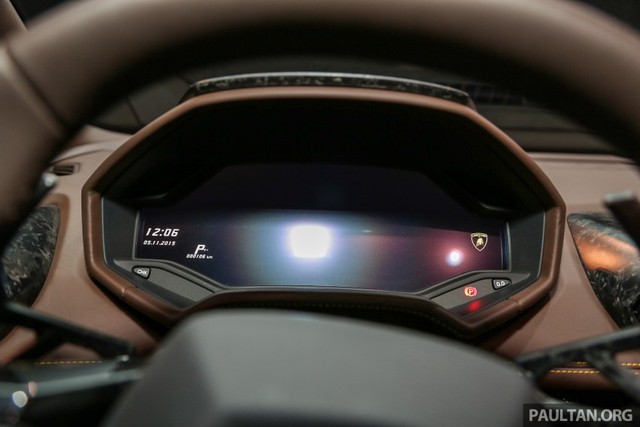 
Cụm đồng hồ với màn hình màu TFT LCD 12,3 inch theo phong cách Audi nằm trước mặt người lái. 
