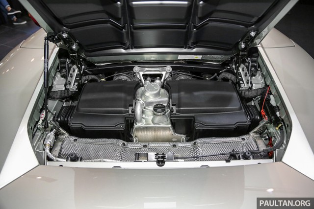 
“Trái tim” của Lamborghini Huracan Spyder không có gì khác biệt so với phiên bản coupe. Động cơ của tân binh nhà Lamborghini vẫn là loại V10, hút khí tự nhiên, phun nhiên liệu trực tiếp, dung tích 5,2 lít có công suất tối đa 602 mã lực tại 8.250 vòng/phút và mô-men xoắn cực đại 560 Nm tại 6.500 vòng/phút. Sức mạnh được truyền tới bánh thông qua hộp số ly hợp kép 7 cấp.
