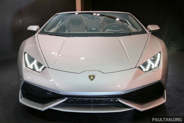 
Hiện đại lý chính hãng Lamborghini Kuala Lumpur đã bắt đầu nhận đơn đặt hàng dành cho Huracan Spyder dù dây chuyền sản xuất phải đến tháng 4/2016 mới khởi động. Do đó, hãng Lamborghini chỉ mang nguyên mẫu nhà máy của Huracan Spyder đến Malaysia để giới thiệu với khách hàng trong nước.
