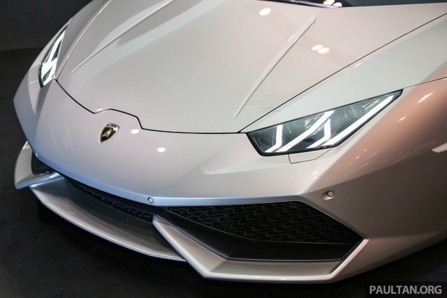 Những trang thiết bị tiêu chuẩn của Lamborghini Huracan Spyder bao gồm đèn pha...