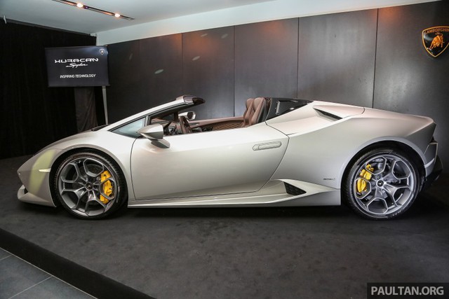 Tại thị trường Malaysia, siêu xe Lamborghini Huracan Spyder được bán với giá khởi điểm 1,35 triệu RM, tương đương 6,9 tỷ Đồng. Bỏ ra số tiền trên, khách hàng sẽ nhận về một chiếc siêu xe được trang bị mui nỉ mềm đóng mở bằng cơ chế thủy lực điện tử.