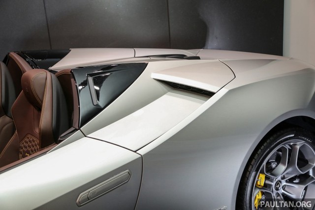 
Cụ thể, độ cứng xoắn của siêu xe Lamborghini Huracan Spyder đã tăng 40%. Trong khi đó, trọng lượng khô của Lamborghini Huracan Spyder là 1.542 kg, nặng hơn 120 kg so với phiên bản coupe.

