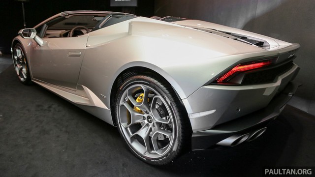 
Ngoài ra, Lamborghini Huracan Spyder còn có ống tích hợp để giảm sự nhiễu loạn không khí khi mở mui. Bên dưới thân vỏ bằng nhôm và vật liệu tổng hợp là bộ khung hybrid làm từ nhôm cũng như sợi carbon. Nhờ đó, Lamborghini Huracan Spyder rắn chắc hơn đàn anh Gallardo Spyder.
