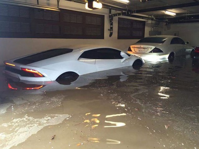 Xót xa với siêu xe Lamborghini Huracan bị nước ngập gần quá bánh
