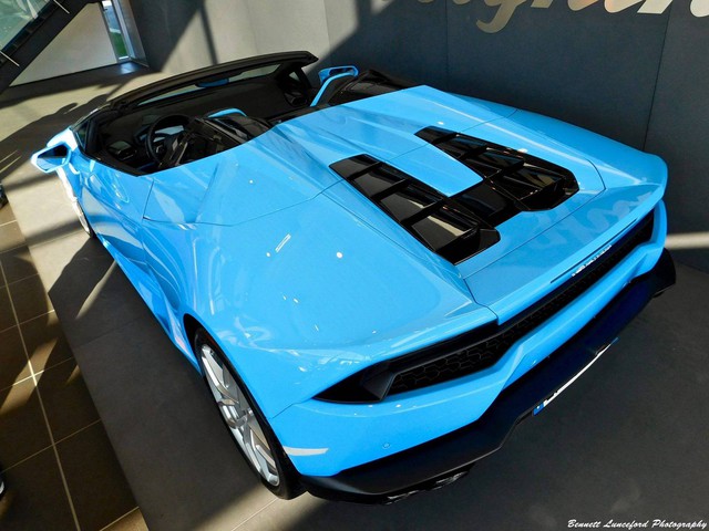 
“Trái tim” của Lamborghini Huracan Spyder là khối động cơ V10, hút khí tự nhiên, dung tích 5,2 lít tương tự phiên bản coupe. Động cơ tạo ra công suất tối đa 602 mã lực và mô-men xoắn cực đại 413 lb-ft.
