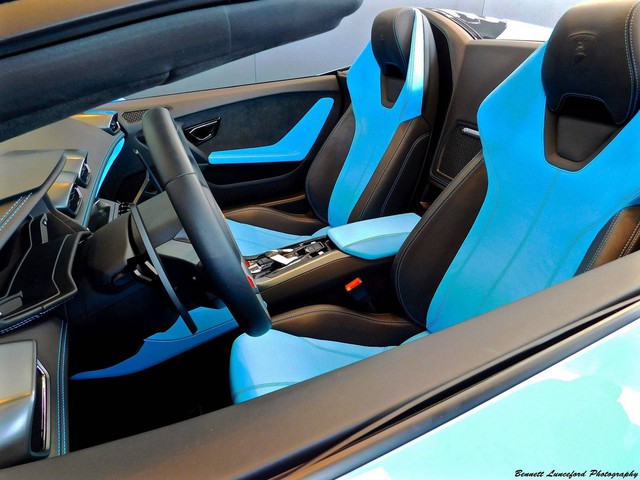 
Bên trong chiếc siêu xe Lamborghini Huracan Spyder là sự kết hợp hoàn hảo giữa hai màu xanh-đen “tông xuyệt tông” với bộ cánh ngoại thất. Chất liệu da cao cấp xuất hiện khắp nơi trong nội thất, từ ghế, ốp cửa đến phần dưới của bảng táp-lô.
