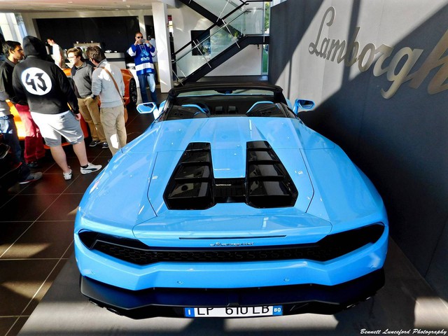 
Khác với phiên bản coupe, Lamborghini Huracan Spyder ra mắt với hệ thống Stop-Start và ngắt xi-lanh theo nhu cầu giúp tiết kiệm nhiên liệu hơn, trung bình là 12,3 lít/100 km.
