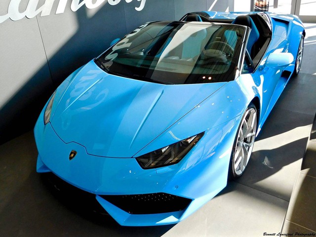 
Màu sơn của chiếc siêu xe Lamborghini Huracan Spyder mới đặt chân đến Mỹ là xanh Blu Cepheus.
