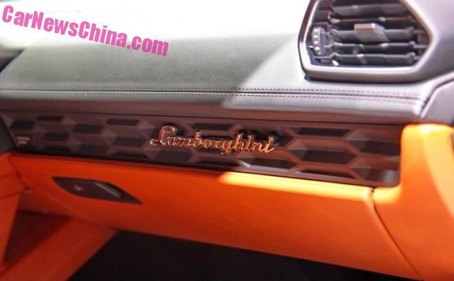 
Cụ thể, Lamborghini Huracan Zhong có giá 3,5 triệu Nhân dân tệ, tương đương 12,35 tỷ đồng. Trong khi đó, Lamborghini Huracan tiêu chuẩn có giá khởi điểm 4,29 triệu Nhân dân tệ, tương đương 15,1 tỷ Đồng, tại Trung Quốc. Larmboghini cho biết, chỉ có 50 chiếc Huracan Zhong được sản xuất và bán ra tại thị trường Trung Quốc.
