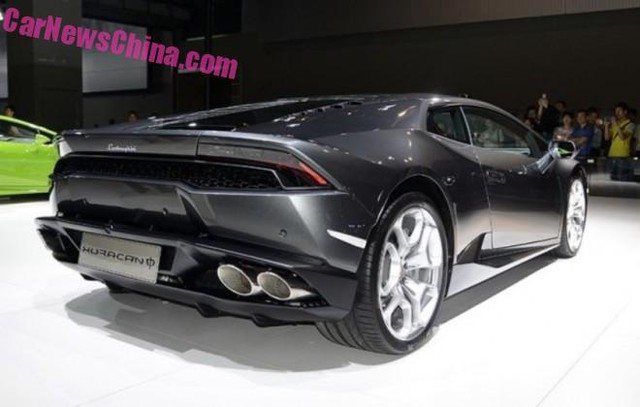 
Zhong vẫn chỉ là Lamborghini Huracan tiêu chuẩn với khối động cơ V10, dung tích 5,2 lít, sản sinh công suất tối đa 610 mã lực và mô-men xoắn cực đại 560 Nm. Xe có thể tăng tốc từ 0-100 km/h trong vòng 3,2 giây, từ 0-200 km/h trong vòng 9,9 giây và đạt vận tốc tối đa 325 km/h.
