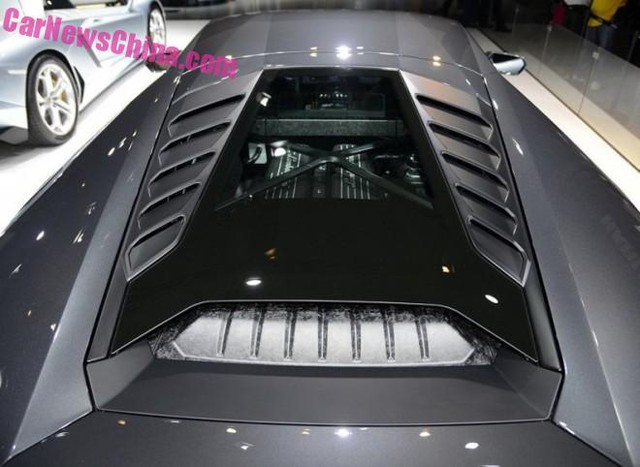 
... cũng như nắp khoang động cơ trong suốt của Zhong có thể tìm thấy ở bất kỳ chiếc Lamborghini Huracan nào. 
