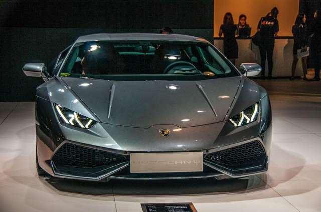 
Mẫu siêu xe “giá rẻ” gây tò mò Lamborghini Huracan Zhong đã chính thức ra mắt tại triển lãm Quảng Châu 2015. Trên thực tế, Huracan Zhong là phiên bản giới hạn được sản xuất nhân dịp kỉ niệm 10 năm Lamborghini có mặt tại thị trường Trung Quốc. Về cái tên Zhong, đây là chữ viết tắt của “Zhougguo”, có nghĩa là Trung Quốc, trong tiếng Hán.
