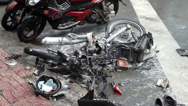 
Chiếc xe máy cháy trơ khung tại hiện trường vụ tai nạn. Ảnh: Zing
