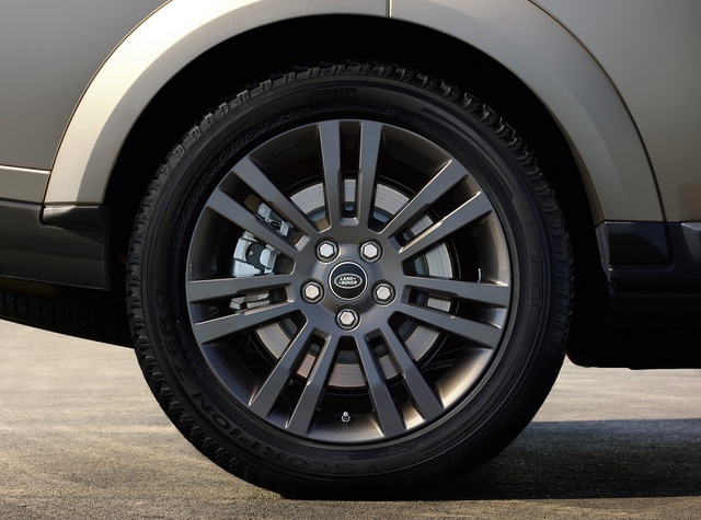 
Land Rover Discovery Graphite còn có bộ la-zăng hợp kim 19 inch 7 chấu màu xám tối.
