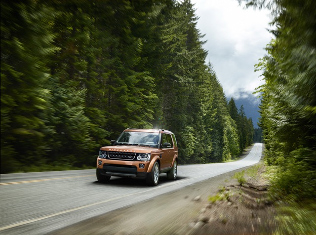 
Được phát triển dựa trên bản trang bị HSE, Land Rover Discovery Landmark sở hữu một số nét mới trong thiết kế ngoại thất như giá chằng đồ nên nóc xe màu sáng.
