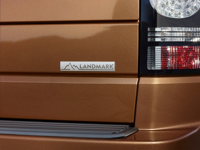 
Dòng chữ “Landmark” được đặt ở bên sườn và đuôi xe.
