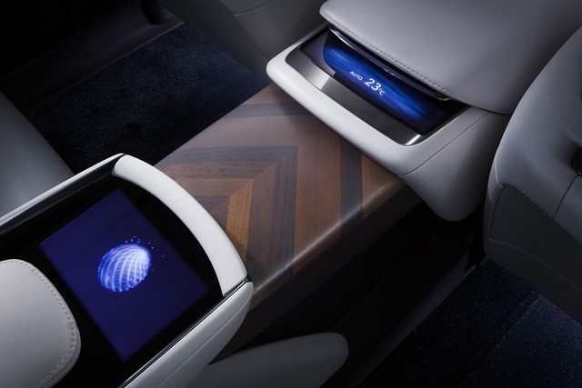 
Thêm vào đó là giao diện giao tiếp giữa người và xe với tính năng ra lệnh bằng cử chỉ. Để điều chỉnh hệ thống âm thanh và điều hòa bằng cử chỉ, hãng Lexus đã trang bị một ảnh toàn ký nhỏ trên cụm điều khiển trung tâm.
