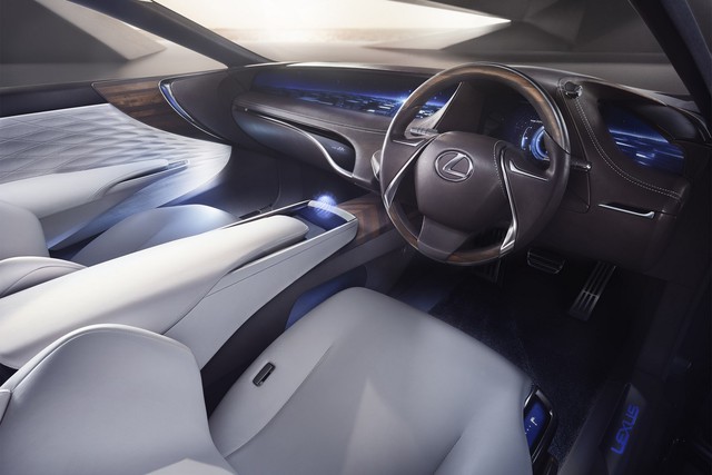 
Bên trong Lexus LF-FC là không gian nội thất đậm chất tương lai với hàng loạt màn hình được dùng để thay thế nút bấm thông thường.
