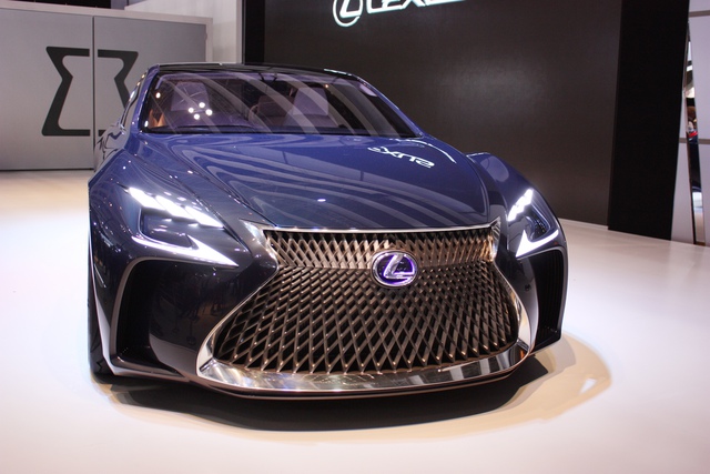 
Các nhà thiết kế của Lexus đã tạo hình LF-FC như một mẫu xe grand touring với lưới tản nhiệt hình đồng hồ cát quen thuộc. Tuy nhiên, kết cấu của lưới tản nhiệt lại hoàn toàn khác biệt so với những dòng xe còn lại trong gia đình Lexus.
