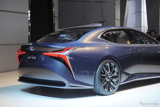 Cụm pin nhiên liệu của Lexus LF-FC nằm ở đằng sau. Trong khi đó, bộ kiểm soát năng lượng nằm trên đầu xe, cộng thêm bình nhiên liệu hyđrô hình chữ T, tạo sự cân bằng về trọng lượng.