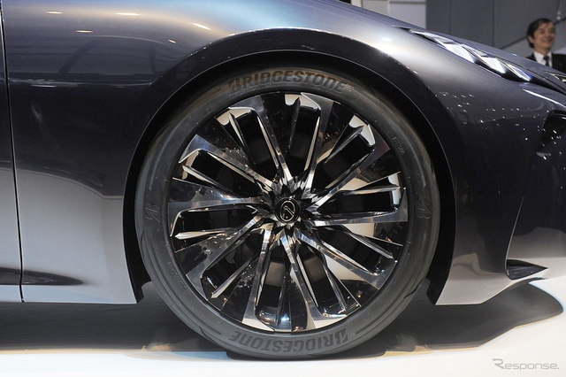 
Lexus LF-FC có bộ la-zăng hợp kim 21 inch với vành làm từ nhựa gia cố sợi carbon.
