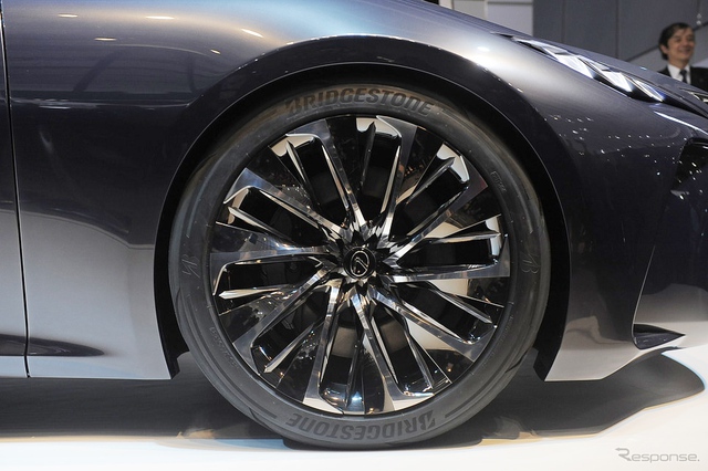 Lexus LF-FC có bộ la-zăng hợp kim 21 inch với vành làm từ nhựa gia cố sợi carbon.