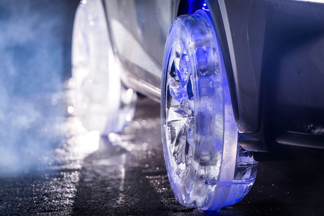 
Bánh xe bằng băng tích hợp đèn LED.
