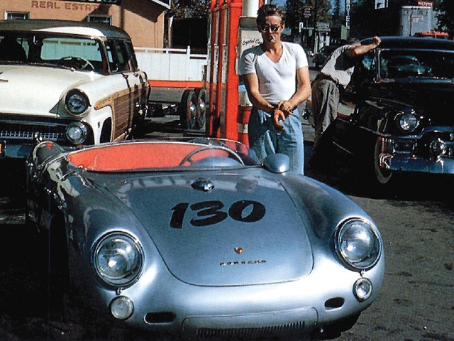 
Nam diễn viên James Dean và chiếc Porsche Spyder 550 bị nguyền rủa.

