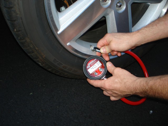 
Người lái ô tô có thể mua bộ đo áp suất lốp để tự kiểm tra.
