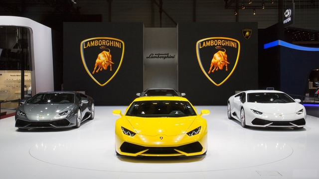 Lamborghini Huracan màu xám rõ ràng kém nổi bật hơn xe màu vàng và trắng bên cạnh.