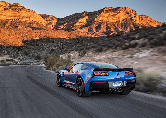 Những người chọn Chevrolet Corvette Z06 màu xanh đậm thường thích sự cơ bắp nhưng có tính cách hung hăng.