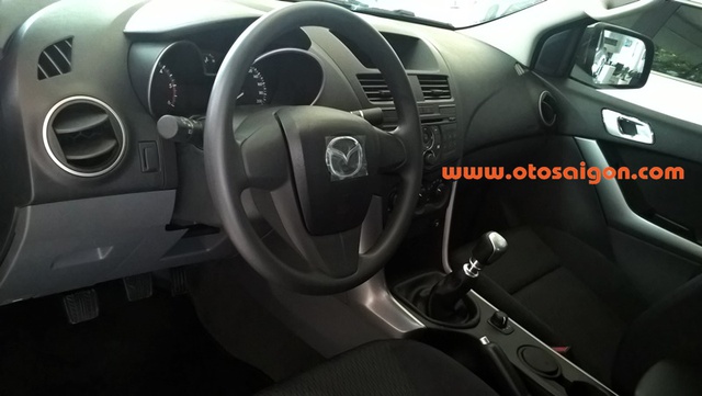 
Bản thân không gian nội thất của Mazda BT-50 2016 cũng không thực sự mới mẻ. Xe vẫn đi kèm cụm điều khiển trung tâm được sắp xếp dễ sử dụng và thuận tiện cho người lái. Tiếp đến là vô lăng 3 chấu đa chức năng, hệ thống điều hòa tự động và dàn âm thanh 6 loa, đầu đĩa CD/MP3.
