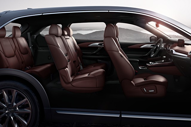 
Bên trong Mazda CX-9 thế hệ mới là không gian nội thất 3 hàng ghế với các chất liệu cao cấp hơn và một số chi tiết bằng nhôm trên bảng táp-lô.
