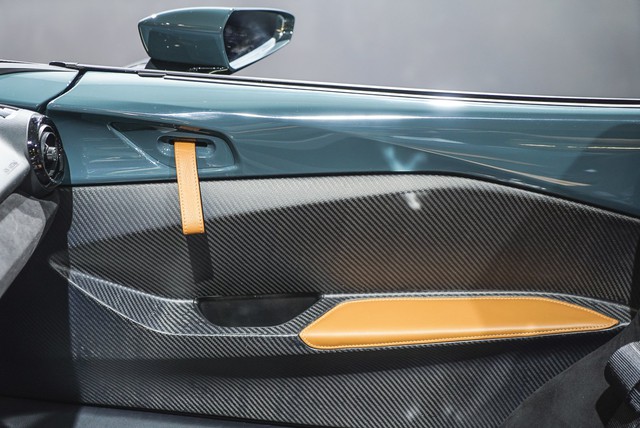 
Để cắt giảm trọng lượng cho xe, hãng Mazda đã dùng đến ghế Mu-Len Delta và cửa bằng sợi carbon...

