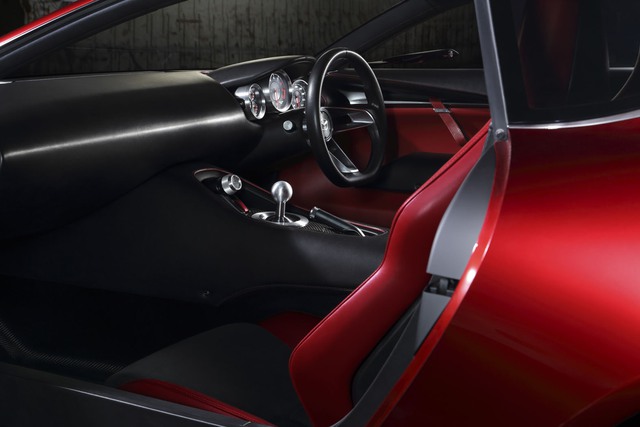 
Ngoài ra, trong nội thất của Mazda RX-VISION còn có bộ phụ kiện bằng sợi carbon và bàn đạp làm từ hợp kim.

