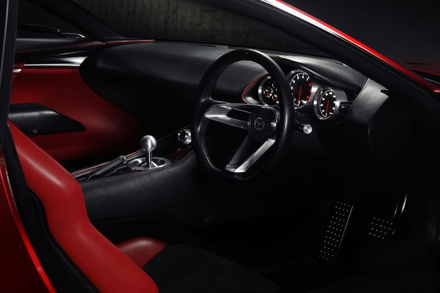 
Không gian nội thất của Mazda RX-VISION khá đơn giản với thiết kế giảm thiểu tới mức tối đa. Trong đó, có bảng táp-lô bọc da, vô lăng 3 chấu và cụm đồng hồ riêng biệt.
