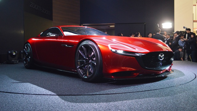 
Được miêu tả như “hình ảnh tương lai mà Mazda muốn biến thành sự thực”, RX-VISION mang trên mình kiểu dáng xe thể thao dẫn động cầu sau với ngôn ngữ thiết kế Kodo hay “linh hồn của chuyển động” đầy phong cách.
