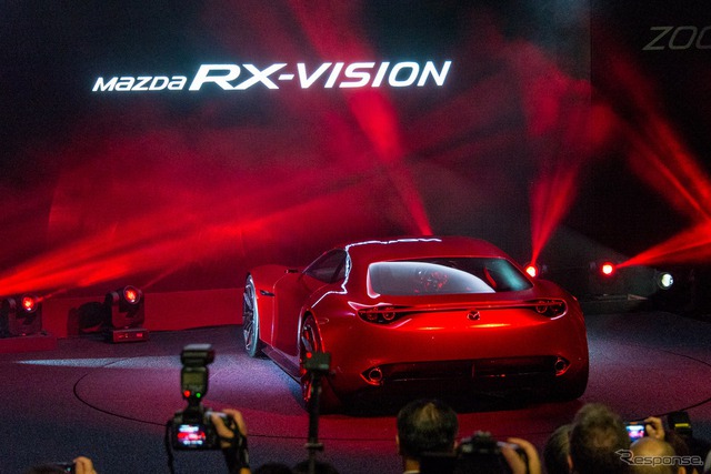 
Hiện Mazda chưa công bố có đưa RX-VISION lên dây chuyền sản xuất thành phẩm hay không. Nhiều người hi vọng Mazda RX-VISION sẽ được bật đèn xanh và có mặt trên thị trường dưới dạng xe thể thao RX-9 hoàn toàn mới.
