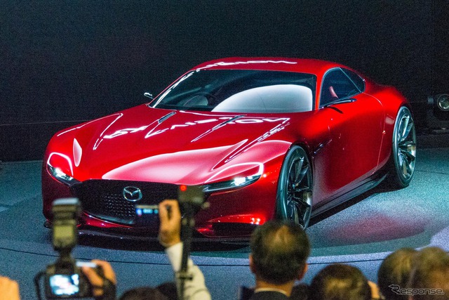 
“Trái tim” của Mazda RX-VISION là khối động cơ xoay SkyActiv-R hoàn toàn mới. Hiện hãng Mazda chưa công bố thông số vận hành của RX-VISION. Chỉ biết, Mazda “chưa bao giờ ngừng nghiên cứu và phát triển động cơ xoay mới”. Động cơ SkyActive-R đã cho thấy quyết tâm của Mazda.
