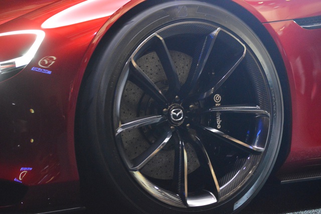 
Bộ la-zăng hợp kim 20 inch nằm trong lốp 245/40 R20 trước và 285/35 R20 sau.
