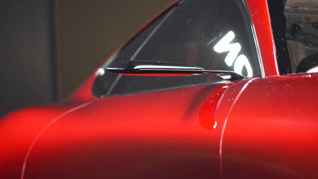 
Gương ngoại thất nhỏ xíu như chỉ để trang trí. Nếu được lên dây chuyền sản xuất thương mại, Mazda RX-VISION chắc chắn sẽ đi kèm loại gương khác.

