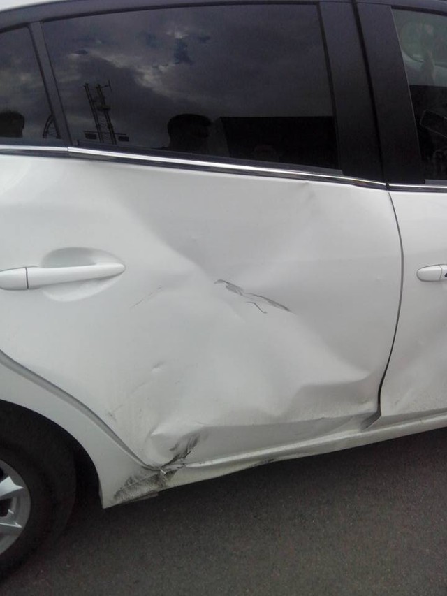
Chiếc Mazda3 màu trắng bị hư hỏng đáng kể trong vụ tai nạn.
