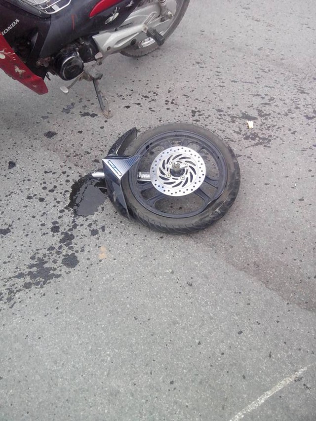 
Chiếc Honda Airblade bị rụng cả bánh trước trong vụ tai nạn.
