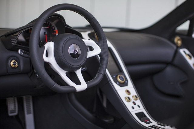 
Bên trong siêu xe McLaren 650S Spider Al Sahara 79 là không gian nội thất bọc da màu trắng và đen với đường chỉ khâu đối lập. Trong đó, vô lăng, cụm điều khiển trung tâm và ốp cửa đều được phủ màu trắng. Ngoài ra, còn có một số chi tiết được sơn màu vàng đậm như núm xoay chuyển số.
